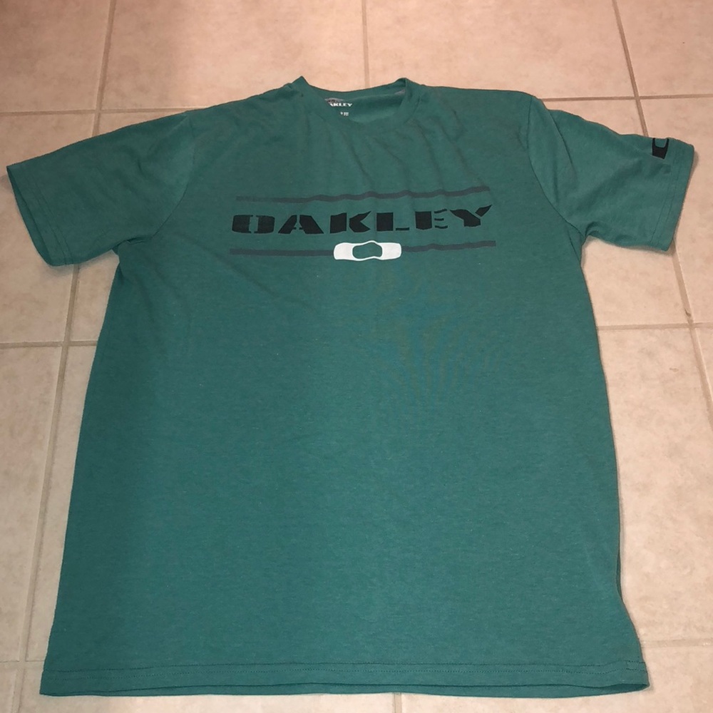 Men’s Oakley shirt
